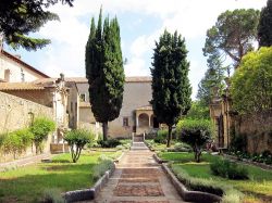 Il giardino del Priore all'interno della Certosa di San Lorenzo a Padula - ©  Velvet -  CC BY-SA 3.0 - Wikipedia