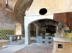 Le antiche e spettacolari grandi cucine all'interno della Certosa di Padula - ©  Velvet -  CC BY-SA 3.0 - Wikipedia