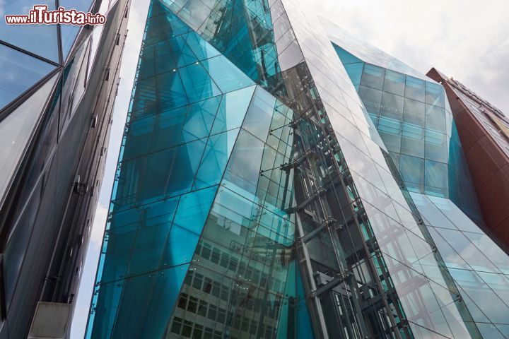 Immagine L'edifico moderno dell'Audi Forum  si trova nel quartiere Shibuya di Tokyo - © Urban Napflin / Shutterstock.com
