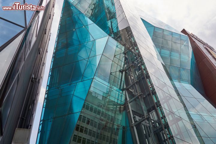 Immagine L'edifico moderno dell'Audi Forum  si trova nel quartiere Shibuya di Tokyo - © Urban Napflin / Shutterstock.com