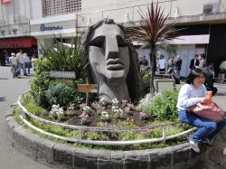 La statua Moyai installata nel quartiere di Shibuya a Tokyo. Si trova appena a sud della stazione, e fu donata alla municipalità nel 1980 dall'isola di Niijima - © Dick ...