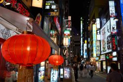 Un ristorante nel quartiere di Shibuya, il quartiere è uno dei centri della vita notturna di Tokyo - © Urban Napflin / Shutterstock.com 