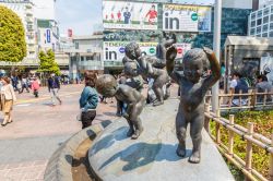 Statue in bronzo alla fermata metro di Hachiko nel Quartiere Shibuya a Tokyo - © Tooykrub / Shutterstock.com 