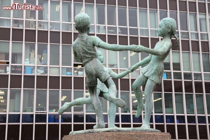 Immagine Sculture di fronte alla sede dell' NHK nel quartiere di Shibuya a Tokyo - © Tupungato / Shutterstock.com