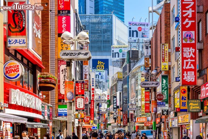 Immagine Shibuya Cener-gai è la strada dello shopping e della moda in centro a Tokyo - © Sean Pavone / Shutterstock.com