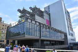 The Whitney Museum, il museo di arte Americana in centro a New York City, disegnato dall'architetto italiano Renzo Piano - ©  MusikAnimal - CC BY-SA 4.0 - Wikipedia