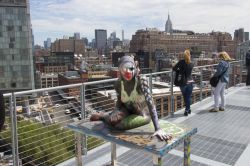 Una scultura esposta sulla terrazza del Whitney Myseum di New York City, con il panorama sulla High Line - © Images by Dr. Alan Lipkin / Shutterstock.com 