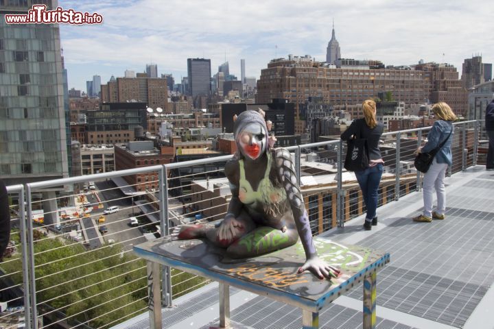 Immagine Una scultura esposta sulla terrazza del Whitney Myseum di New York City, con il panorama sulla High Line - © Images by Dr. Alan Lipkin / Shutterstock.com