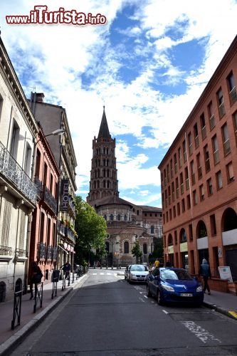 Immagine L'inconfondibile sagoma del campanile a base ottagonale della Basilica di Saint-Sernin di Tolosa (Toulouse), in Francia.