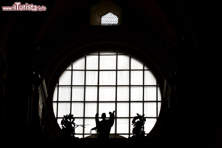 Immagine Il particolare in controluce della finestra che illumina la navata principale della Basilica di Saint-Sernin di Tolosa (Francia).