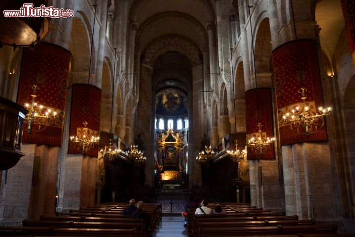 Immagine L'interno della Basilica di Saint-Sernin di Tolosa, Francia, uno principali luoghi d'interesse turistico della città. La navata principale misura 115 metri di lunghezza.