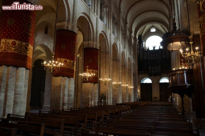 Immagine La navata principale della Basilica di Saint-Sernin di Tolosa (Francia) ha un'altezza che supera i 21 metri.