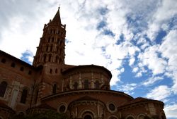 L'esterno della Basilique de Saint-Sernin di Tolosa (Toulouse), in Francia, dove svetta l'alto campanile costruito in pietre e mattoni.
