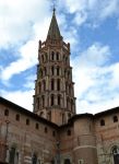 Il campanile a base ottagonale della Basilica di Saint-Sernin di Tolosa ha ispirato l'architettura di altri campanili delle chiese in tutta la Francia meridionale.
