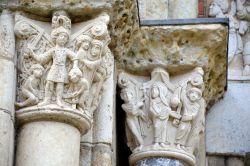 II particolare di alcuni capitelli delle colonne sulla porta Miègeville della Basilica di Saint-Sernin di Tolosa, nel sud-ovest della Francia.
