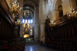 Il coro, l'altare e il baldacchino dove si trovano le reliquie di Saturninus all'interno della Basilica di Saint-Sernin a Tolosa, in Francia.
