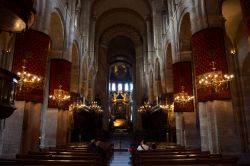 L'interno della Basilica di Saint-Sernin di Tolosa, Francia, uno principali luoghi d'interesse turistico della città. La navata principale misura 115 metri di lunghezza.
