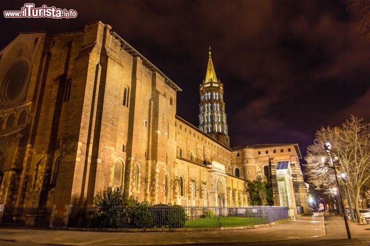 Immagine Una veduta notturna della Basilica di Saint-Sernin nel centro storico della città di Tolosa (Toulouse), in Francia 