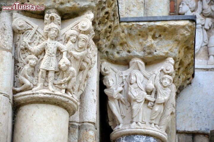 Immagine II particolare di alcuni capitelli delle colonne sulla porta Miègeville della Basilica di Saint-Sernin di Tolosa, nel sud-ovest della Francia.