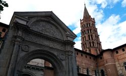 Uno dei portali d'ingresso alla Basilica di Saint-Sernin di Tolosa, in Francia. siamo nel centro storico della città, proprio di fronte alla rue du Taur che conduce alla Place du ...