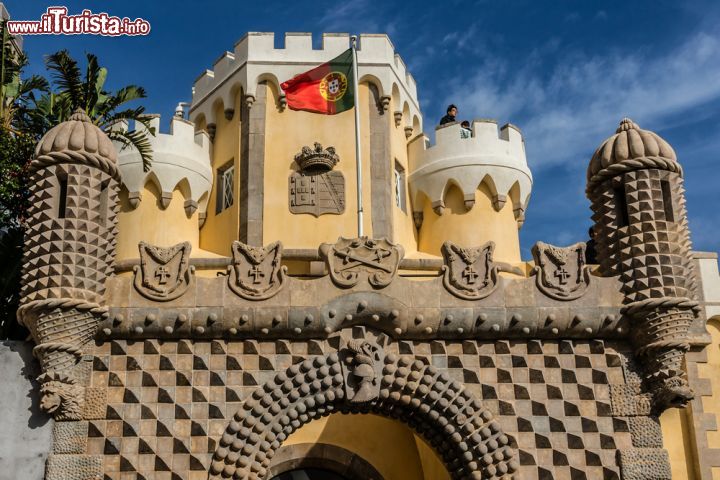 Immagine La bandiera portoghese svetta sull'ingresso del Palacio Nacional da Pena a Sintra, Portogallo. Il castello sorge arroccato su una collina dove un tempo sorgeva un antico convento  - © Kiev.Victor / Shutterstock.com