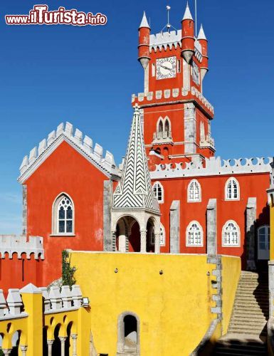 Immagine La torre principale del Palacio Nacional da Pena a Sintra, Portogallo. Ad impreziosirla c'è un grande orologio - © Zoran Karapancev / Shutterstock.com