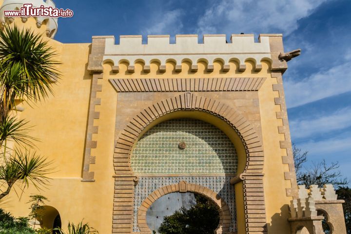 Immagine Particolare di architettura araba al castello di Sintra, Portogallo. Abbarbicato su un costone di roccia a circa 500 metri sul mare questo castello è, in assoluto, uno dei più eclettici del Portogallo