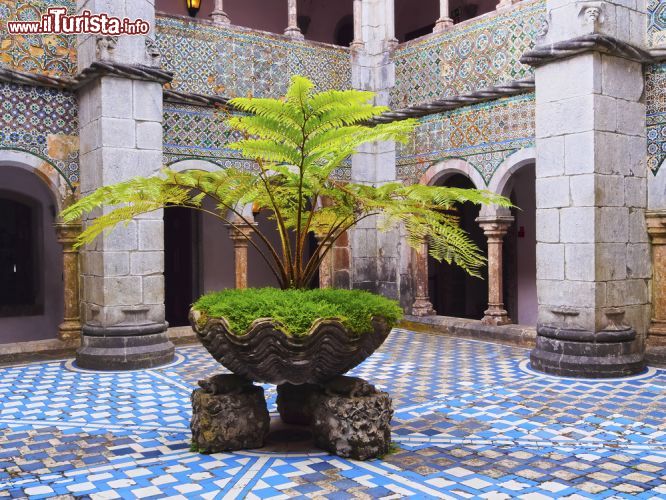 Immagine Patio del Palacio Nacional da Pena a Sintra, Portogallo. Arabeschi e decorazioni floreali e geometriche impreziosiscono questo palazzo che sembra davvero quello delle fiabe