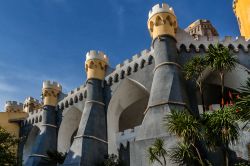 Il dettaglio delle torri merlate che adornano il castello di Sintra, Portogallo. Fu Fernando II a ordinare che questa imponente residenza estiva dei reali fosse un miscuglio di stili succedutisi ...