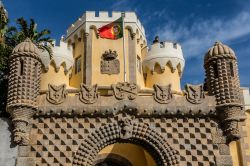 La bandiera portoghese svetta sull'ingresso del Palacio Nacional da Pena a Sintra, Portogallo. Il castello sorge arroccato su una collina dove un tempo sorgeva un antico convento  - Kiev.Victor ...