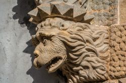 La suggestiva testa di un leone decora la facciata del Palacio Nacional da Pena a Sintra, Portogallo. Questo castello è stato inserito nell'elenco delle 7 meraviglie del paese assieme, ...