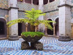 Patio del Palacio Nacional da Pena a Sintra, Portogallo. Arabeschi e decorazioni floreali e geometriche impreziosiscono questo palazzo che sembra davvero quello delle fiabe 

