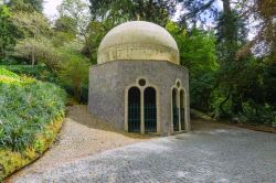 Un dettaglio del parco del Palacio Nacional da Pena a Sintra, Portogallo. A circondare il castello è un immenso parco di circa 200 ettari con passeggiate e viali alberati che accompagnano ...