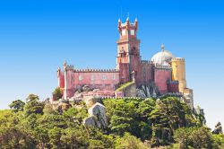Una bella immagine del Castelo da Pena a Sintra, Portogallo. Situato sulle colline della città portoghese di Sintra, nei pressi di Lisbona, questo sontuoso palazzo venne fatto costruire ...