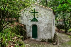 Una chiesetta nel parco del Palacio Nacional da Pena a Sintra, Portogallo. Passeggiando in questa foresta incantata che circonda il castello ci si può imbattere in suggestive costruzioni ...