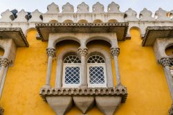 Una delle finestre decorate del castello di Sintra, ...