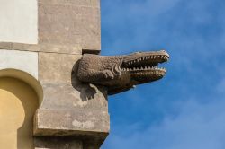 Una suggestiva decorazione scultorea del Palacio Nacional da Pena a Sintra, Portogallo. Quasi a voler intimorire chi lo osserva, questo coccodrillo spalanca le fauci mostrando i suoi denti aguzzi
 ...