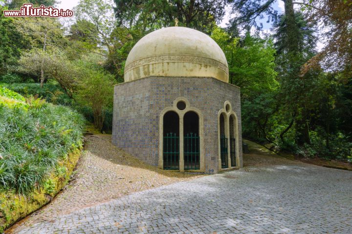 Immagine Un dettaglio del parco del Palacio Nacional da Pena a Sintra, Portogallo. A circondare il castello è un immenso parco di circa 200 ettari con passeggiate e viali alberati che accompagnano alla scoperta di punti panoramici e laghi nascosti. Questa attrazione, una delle migliori e più frequentate nella regione di Lisbona, è impreziosita da monumenti e edifici costruiti in vari stili architettonici