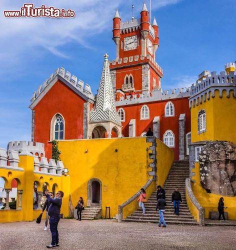Immagine Un particolare del Pena National Palace a Sintra, Portogallo.  Nelle belle giornate di sole le tonalità del rosso e del giallo con cui sono tinteggiate le facciate si accendono quasi a brillare - © Kiev.Victor / Shutterstock.com