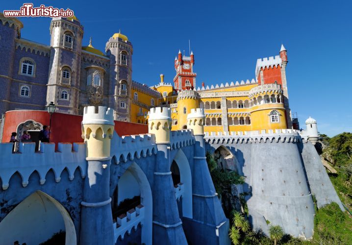 Immagine Una bella fotografia del Pena National Palace a Sintra, Portogallo. Dal gotico al rococò, dal barocco all'ispirazione araba: per molti aspetti questo suggestivo castello di Sintra somiglia a quelli di Ludwig II di Baviera - © Zoran Karapancev / Shutterstock.com