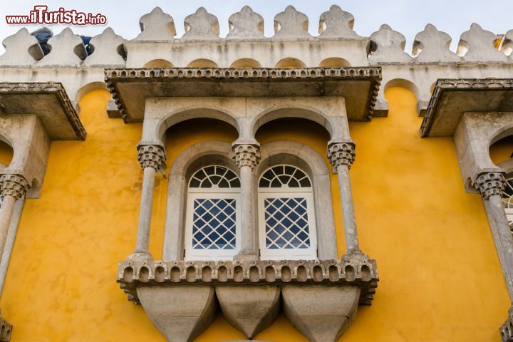 Immagine Una delle finestre decorate del castello di Sintra, Portogallo. Il panorama che si gode dalle finestre del Palacio Nacional, così come dalle terrazze e dalle guglie, è imperdibile: si spazia sino alle montagne e all'oceano
