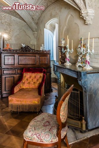 Immagine Uno scorcio fotografico dell'interno del palazzo nazionale di Pena, a Sintra, con mobili e arredi antichi. Il nome Palacio da Pena siginifica "palazzo delle piume" ad indicare l'aspetto così fiammeggiante del castello - © Kiev.Victor / Shutterstock.com