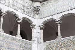 Interno del castello di Sintra, Portogallo. Un dettaglio di statue, colonne e maioliche utilizzate per impreziosire questo monumento patrimonio dell'umanità
