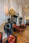 Interno di una sala del Palacio Nacional da Pena a Sintra, Portogallo. Gli ampi saloni che si possono visitare nel castello sono stati mantenuti come erano ancora nel 1910 quando la corte portoghese ...