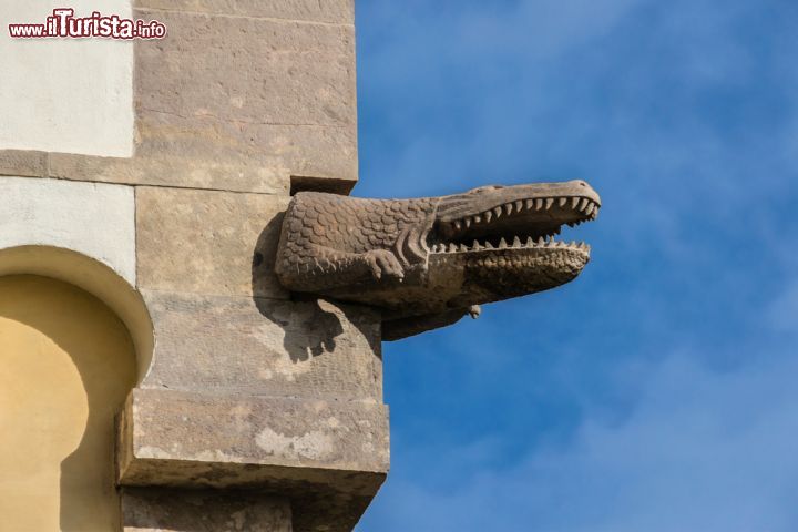 Immagine Una suggestiva decorazione scultorea del Palacio Nacional da Pena a Sintra, Portogallo. Quasi a voler intimorire chi lo osserva, questo coccodrillo spalanca le fauci mostrando i suoi denti aguzzi