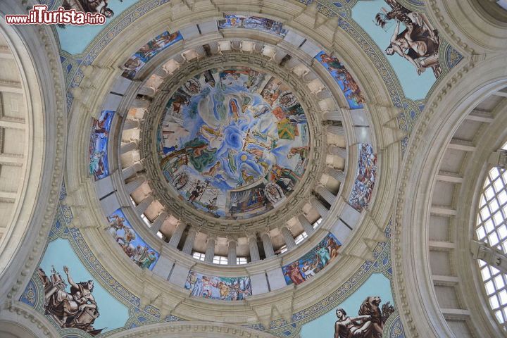 Immagine Interno del Museu Nacional d'Art de Catalunya, la cupola principale dell'edificio - © Emilio J. Rodríguez-Posada. (emijrp) CC BY-SA 2.0 - Wikipedia