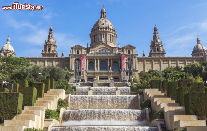 Immagine La facciata e la fontana del Palazzo del MNAC a Barcellona - © Veniamin Kraskov / Shutterstock.com