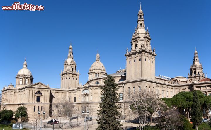 Immagine La vista della propspettiva sud-occidentale del complesso del MNAC a Barcellona, come si può vedere dal vicino Giardino Botanico