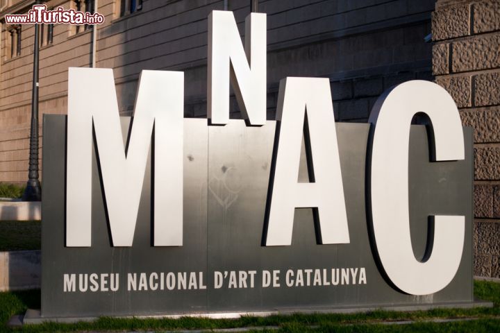 Immagine L'ingresso alle collezione del Mnac, il Museo Nacional d'Art de Catalunya a Barcellona è operativo dal 1934 - © Santi Rodriguez / Shutterstock.com