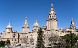 La vista della propspettiva sud-occidentale del complesso del MNAC a Barcellona, come si può vedere dal vicino Giardino Botanico